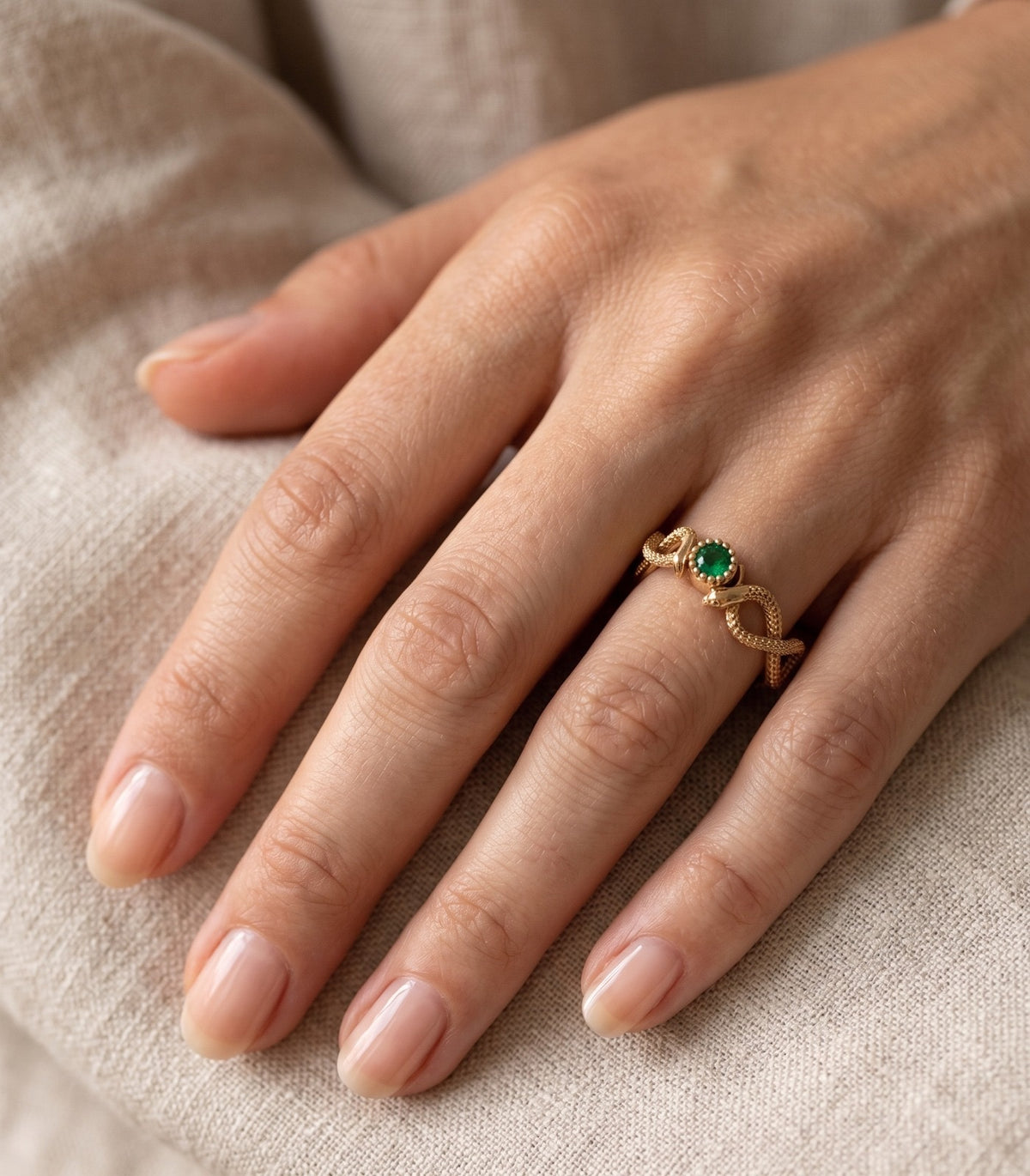 Anel Trançado em Ouro 18k com Zircônia Verde