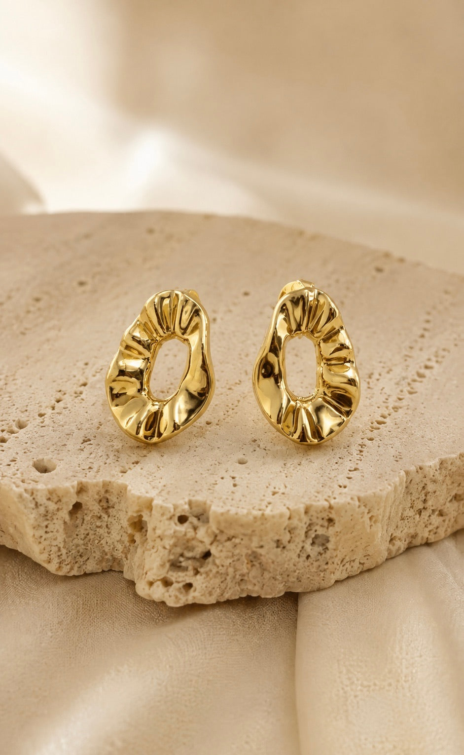 Brinco Orgânico Ondulado Dourado