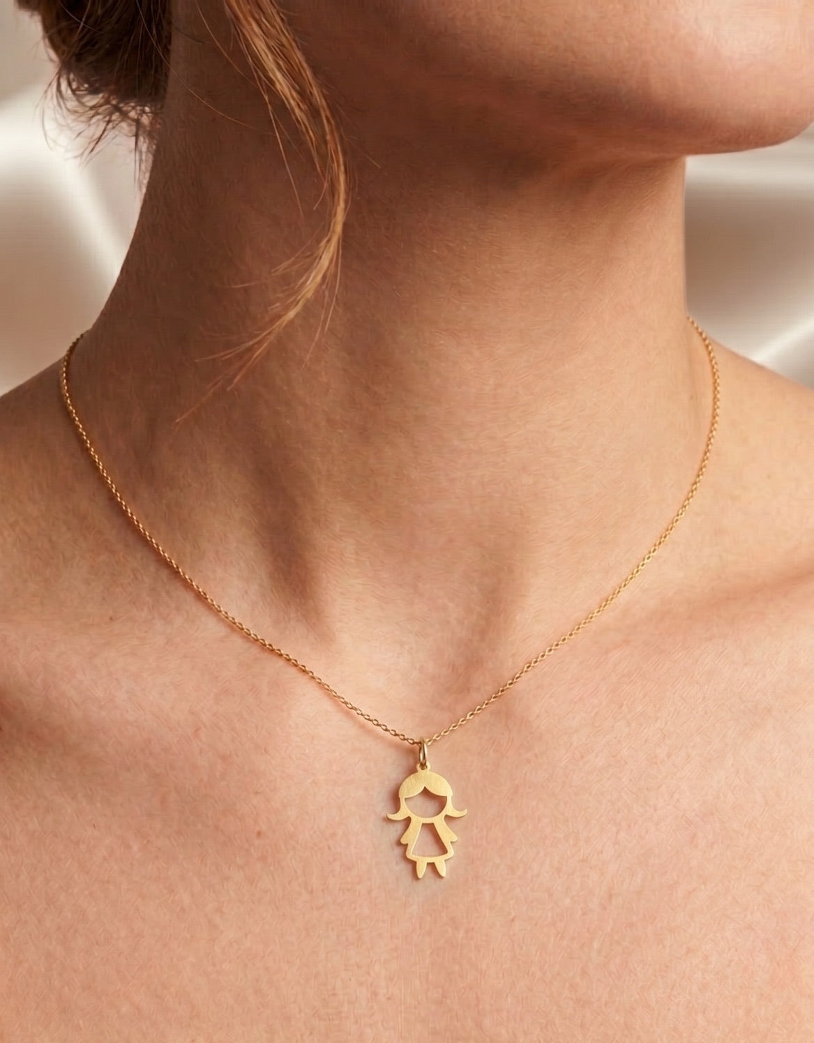 Pingente Menina Vazada em Ouro 18k